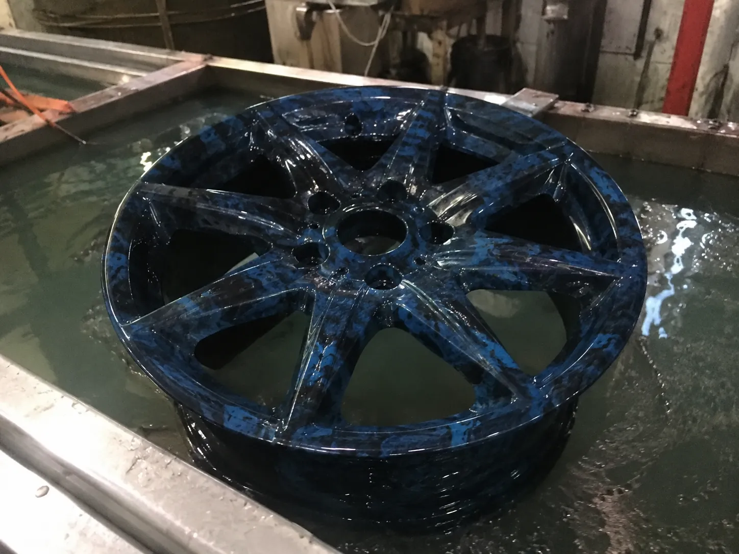 Element po hydrografice pokazujący finalny wzór i zabezpieczoną powierzchnię